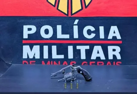 Homem é preso com revólver após denúncia em Cachoeira do Brumado, distrito de Mariana