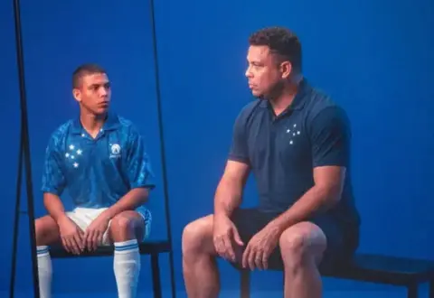 Ronaldo completa 50 anos e é homenageado pelo Cruzeiro: “Fenômeno”