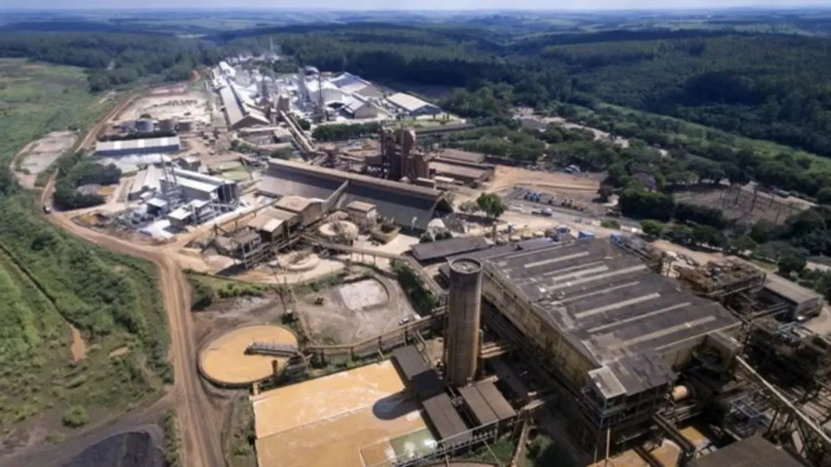 Conflito no Irã afeta arrecadação de cidade mineira dependente da mineração