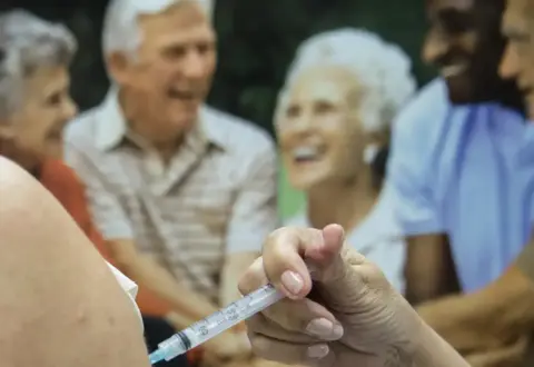 Idosos com 85 anos ou mais passam a ter acesso à vacina Pneumo 20 pelo SUS
