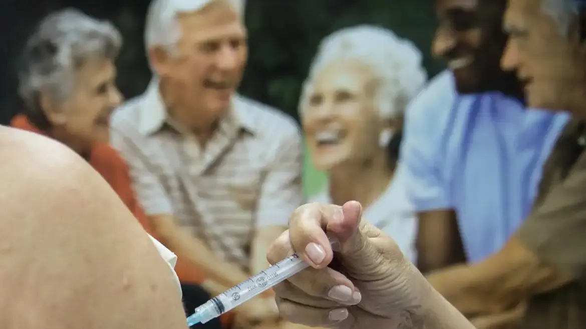 Idosos com 85 anos ou mais passam a ter acesso à vacina Pneumo 20 pelo SUS