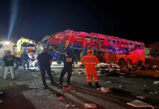 Acidente entre ônibus e carreta deixa seis mortos e dezenas de feridos na BR-116, no norte de Minas
