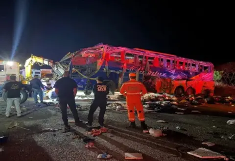 Acidente entre ônibus e carreta deixa seis mortos e dezenas de feridos na BR-116, no norte de Minas