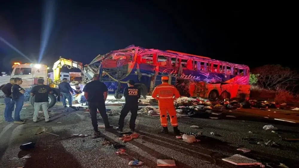 Acidente entre ônibus e carreta deixa seis mortos e dezenas de feridos na BR-116, no norte de Minas