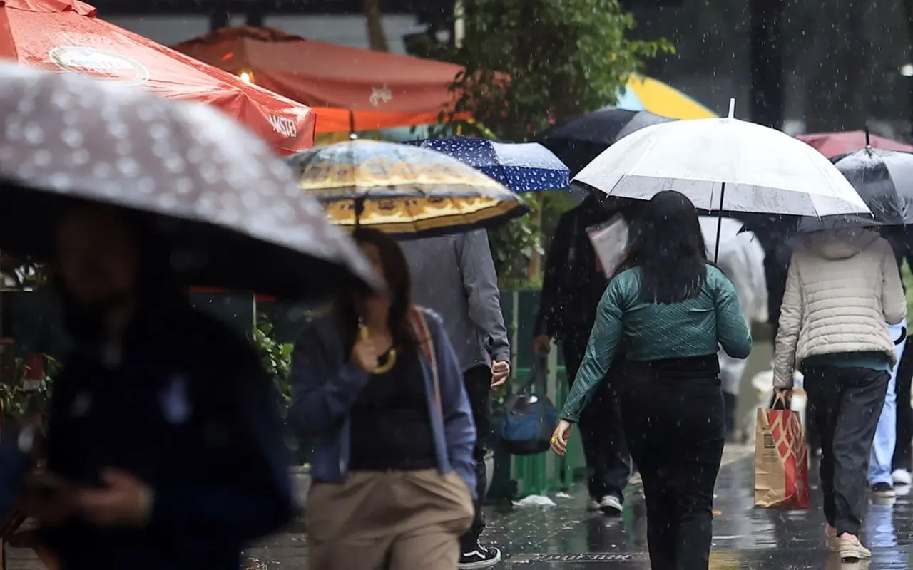 Centro-Oeste e Sudeste do país têm chuva com rajadas de vento