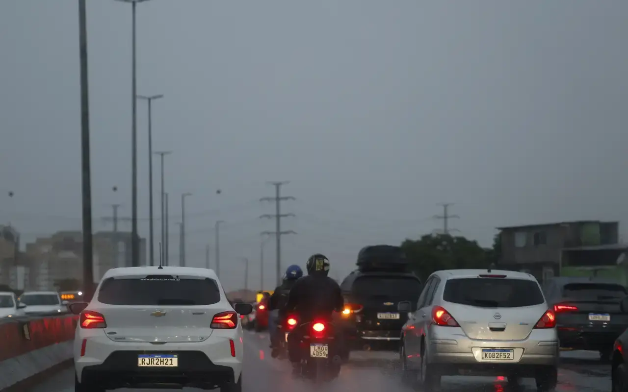 Ciclone e frente fria deixam Centro-Sul em alerta para tempestade