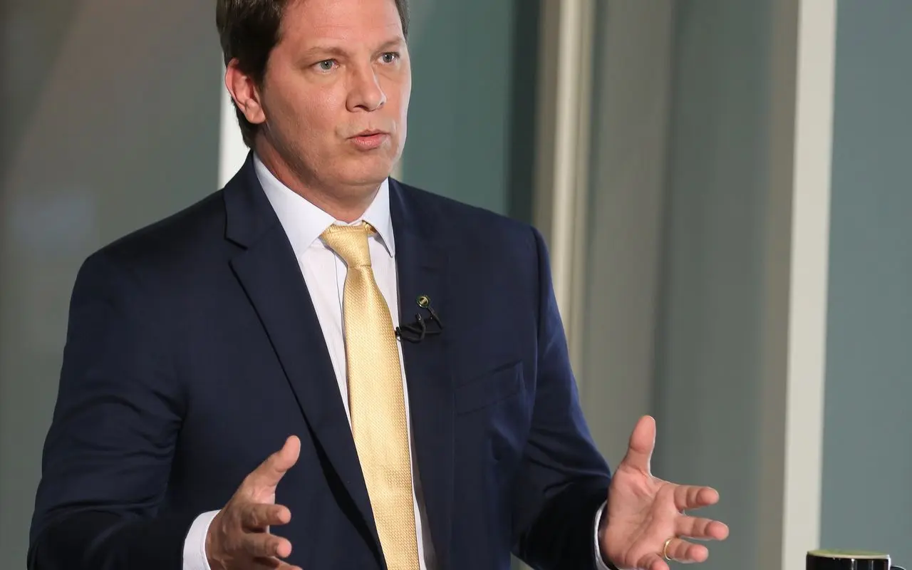 Dino cita risco de evasão e proíbe deputado Mario Frias de deixar país