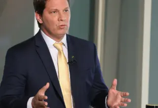 Dino cita risco de evasão e proíbe deputado Mario Frias de deixar país
