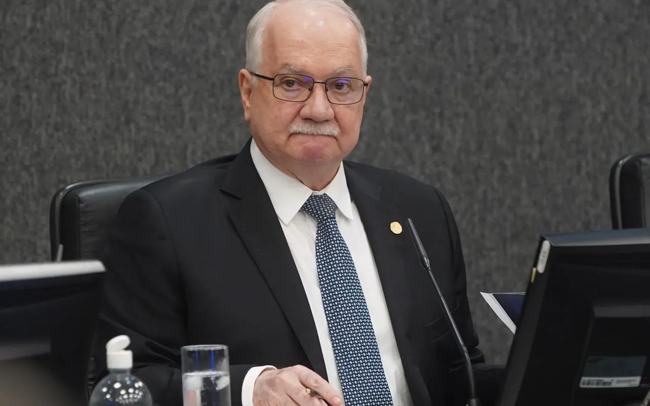 Fachin dá 24 horas para PF enviar informações sobre celular de Vorcaro