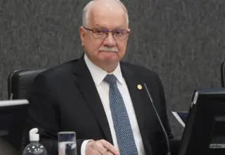 Fachin dá 24 horas para PF enviar informações sobre celular de Vorcaro