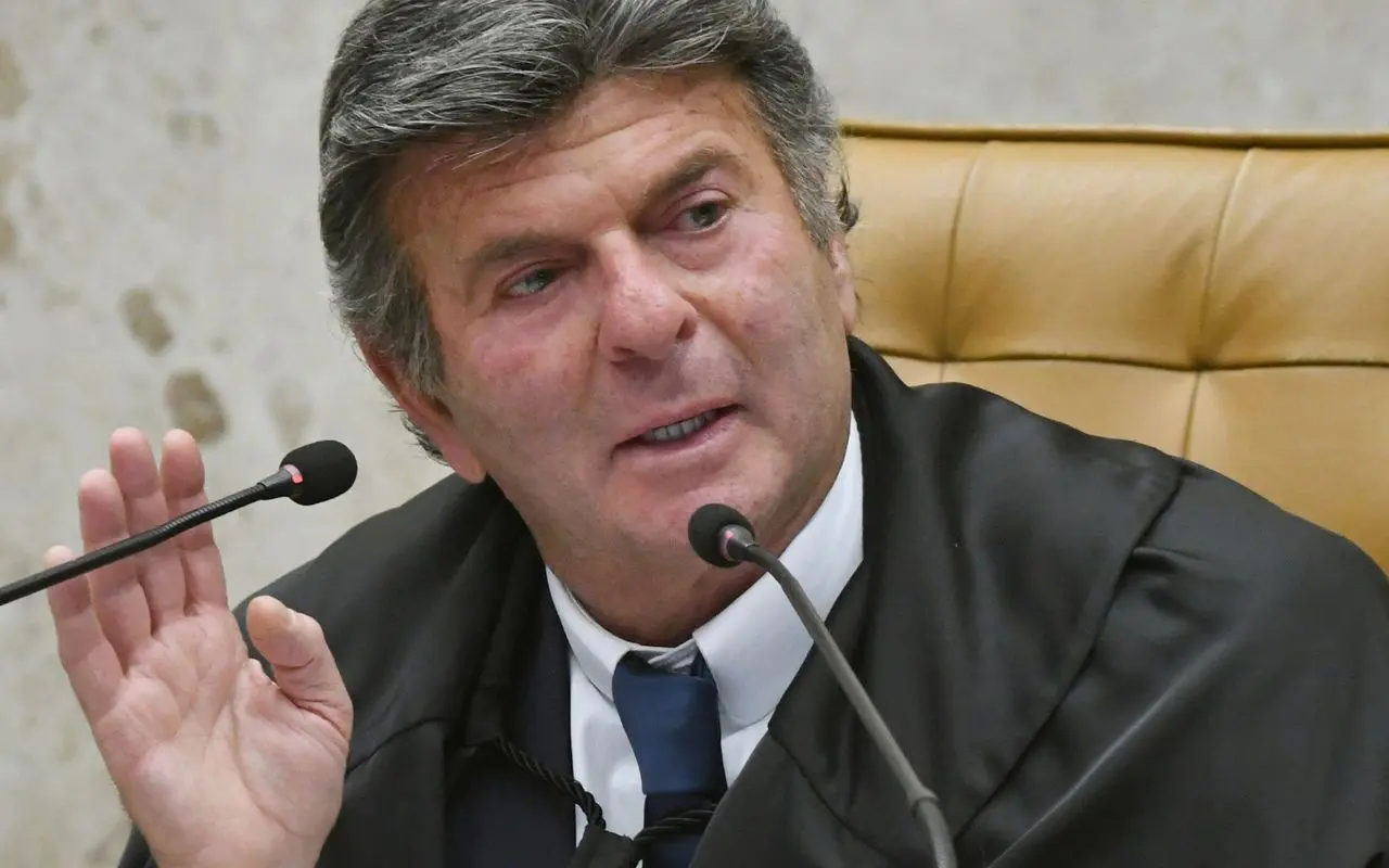 Fux suspende decisão de Dino que restabelecia posts de Nossa Senhora