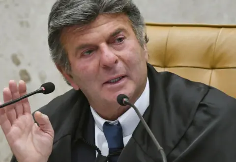 Fux suspende decisão de Dino que restabelecia posts de Nossa Senhora
