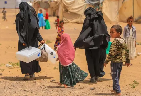 Ofensiva dos houthis deixa população do Iêmen sob fogo cruzado