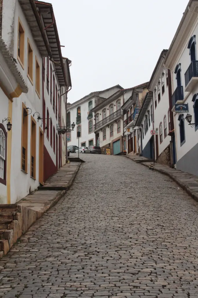 Por que as ruas de Ouro Preto são tão estreitas e irregulares?