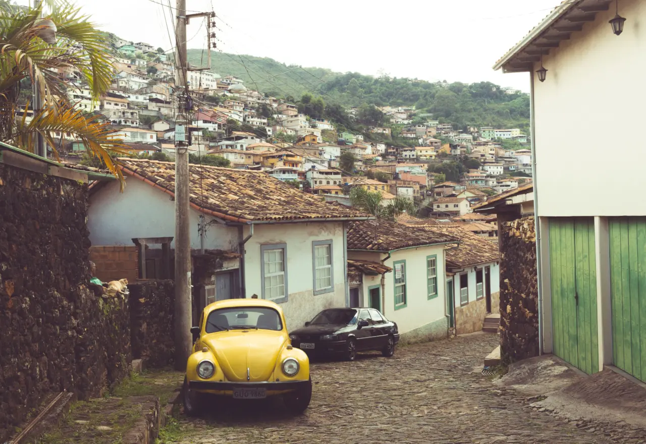 Por que as ruas de Ouro Preto são tão estreitas e irregulares?