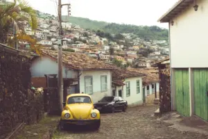Por que as ruas de Ouro Preto são tão estreitas e irregulares?