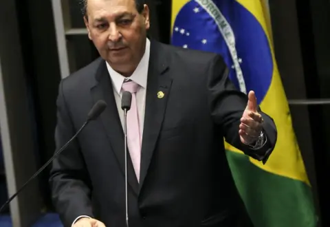 Relator da CCJ rejeita emendas da oposição que buscavam manter 6x1