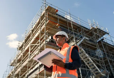 Congonhas tem 495 vagas de emprego, incluindo 283 oportunidades na construção civil