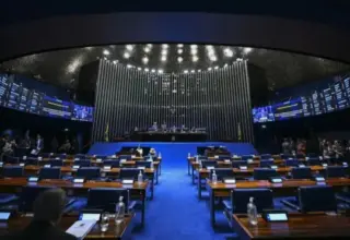 Rick Azevedo acusa Flávio Bolsonaro de oportunismo em apoio à PEC contra escala 6x1