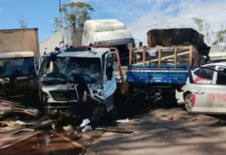 Acidente com 28 veículos na BR-040 deixa seis pessoas feridas em Nova Lima