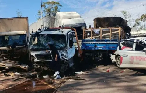 Acidente com 28 veículos na BR-040 deixa seis pessoas feridas em Nova Lima