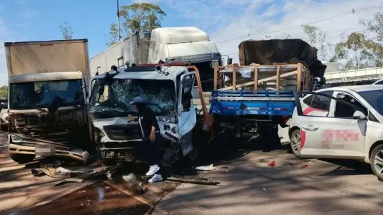 Acidente com 28 veículos na BR-040 deixa seis pessoas feridas em Nova Lima