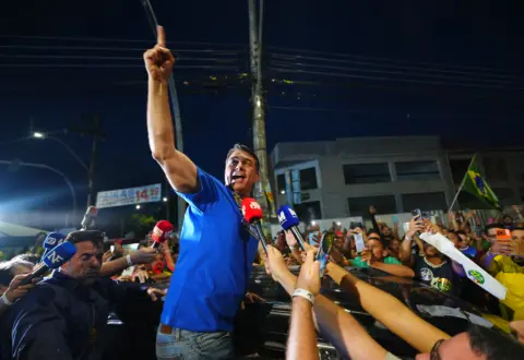 Eleições 2026: Flávio Bolsonaro vence Lula em Cristina no 2º turno com 57,32% dos votos válidos