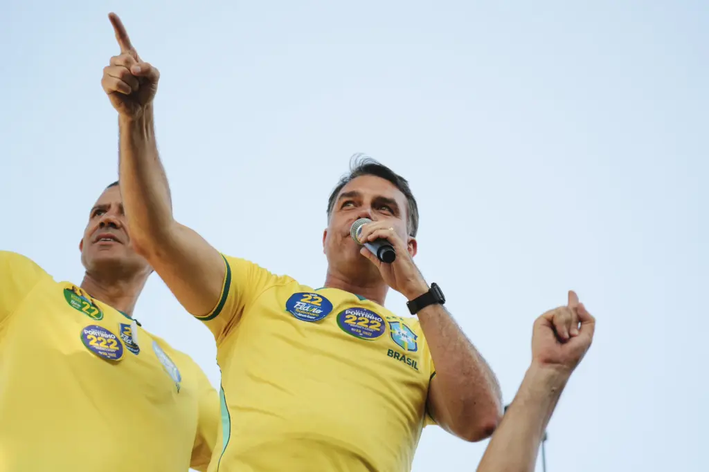 Flávio Bolsonaro deixou o Brasil após ordem de Moraes