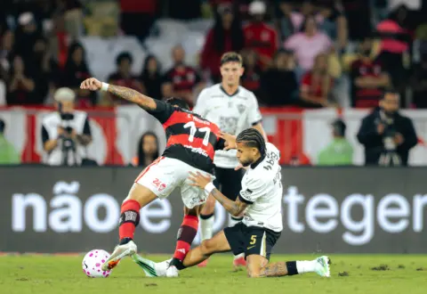 Gol nos acréscimos assegura Flamengo na liderança do Brasileirão