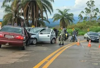 Acidente entre três carros na BR-356 deixa cinco pessoas encaminhadas à UPA e duas recusam atendimento