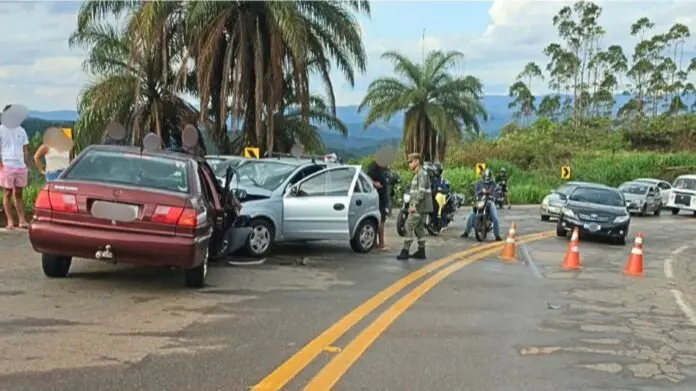 Acidente entre três carros na BR-356 deixa cinco pessoas encaminhadas à UPA e duas recusam atendimento