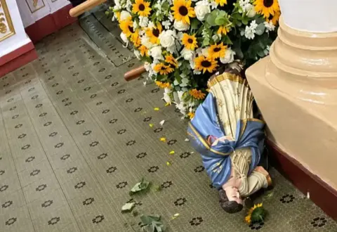 Imagem de Nossa Senhora do século 18 é chutada e quebrada dentro de igreja histórica em Minas