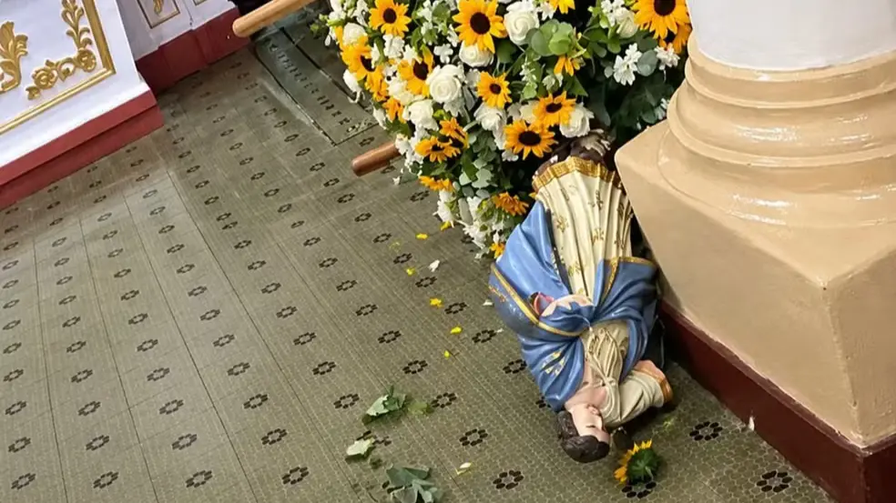 Imagem de Nossa Senhora do século 18 é chutada e quebrada dentro de igreja histórica em Minas