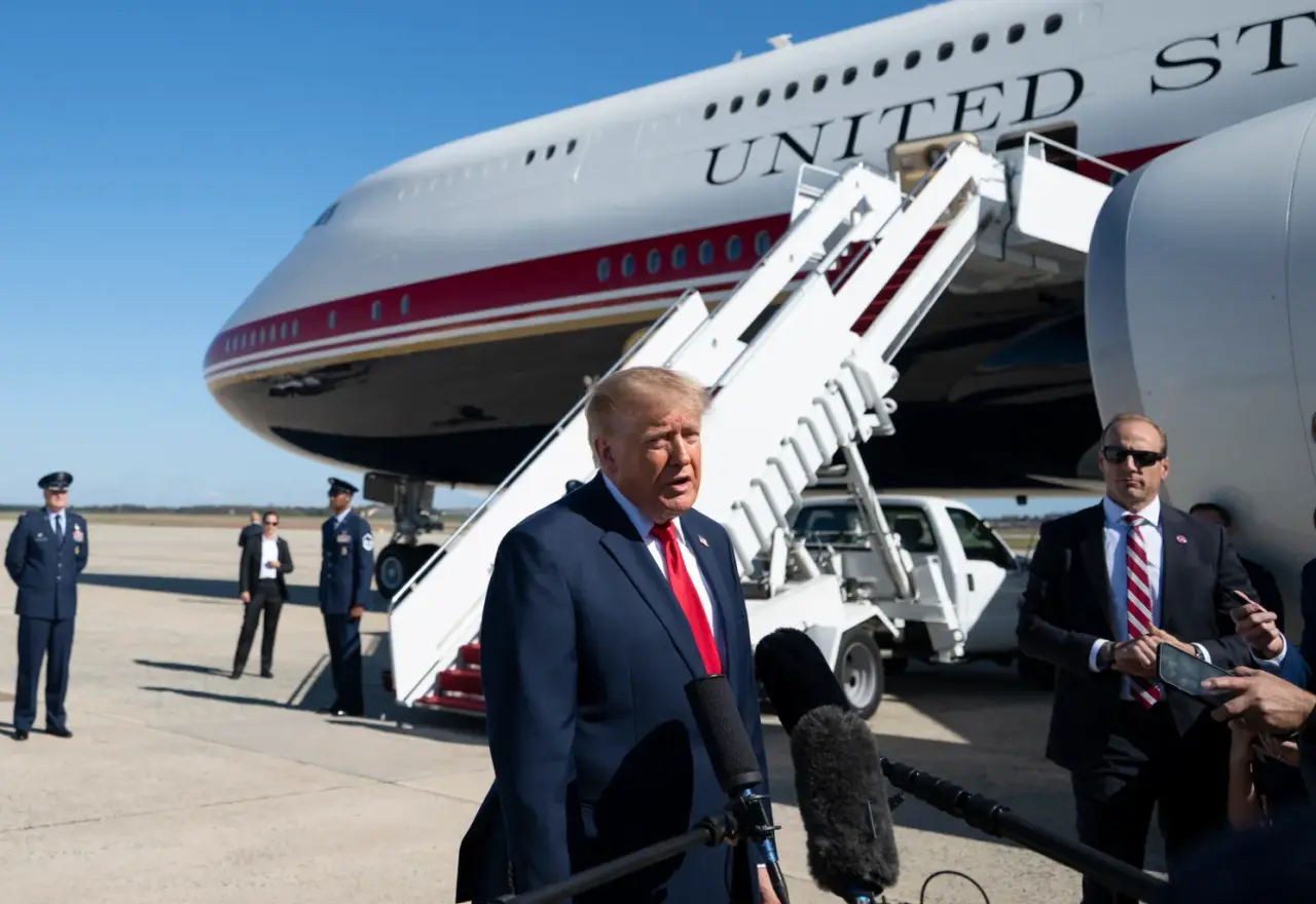 Trump apoia ida de Flávio Bolsonaro aos EUA e volta a criticar eleição brasileira