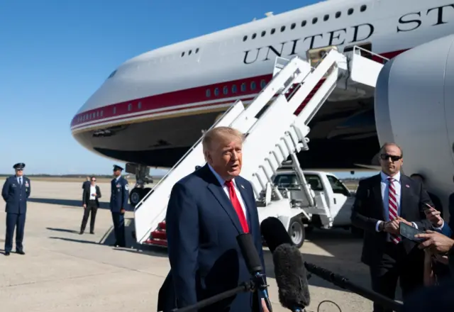 Trump apoia ida de Flávio Bolsonaro aos EUA e volta a criticar eleição brasileira