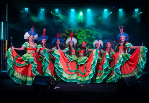 Suraras do Tapajós, primeiro grupo de carimbó formado por mulheres indígenas, realizam apresentações em Ouro Preto