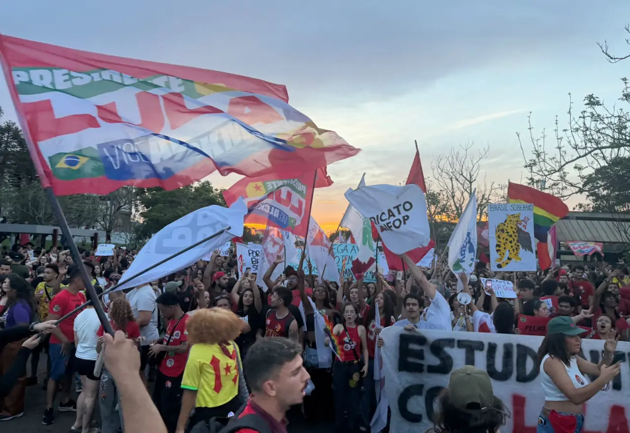 Estudantes e apoiadores de Lula participam de ato em Ouro Preto