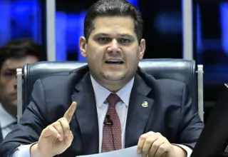 Alcolumbre anuncia sessões para discutir e votar fim da escala 6x1
