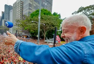 Ato pela reeleição de Lula leva milhares à Avenida Paulista