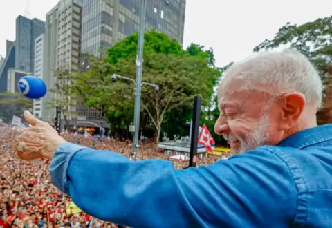 Ato pela reeleição de Lula leva milhares à Avenida Paulista