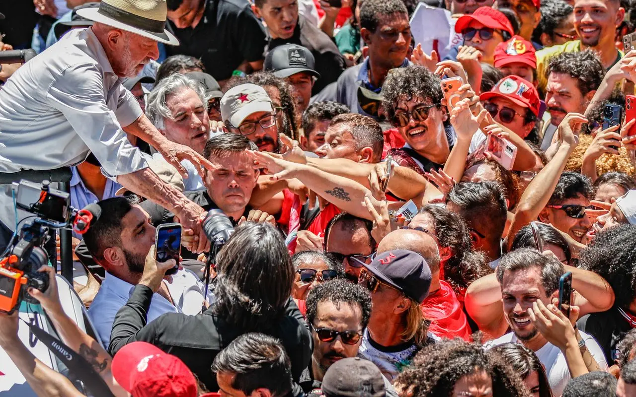 Brasil não será governado por sócios do Banco Master, diz Lula em ato