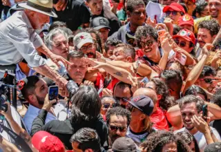 Brasil não será governado por sócios do Banco Master, diz Lula em ato