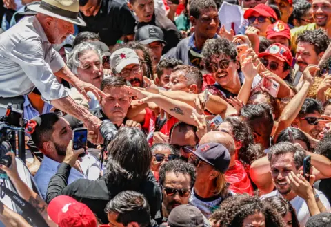 Brasil não será governado por sócios do Banco Master, diz Lula em ato