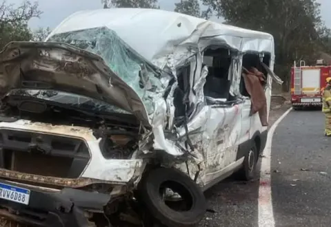 Colisão entre van que transportava pacientes e carreta mata duas pessoas em Minas Gerais