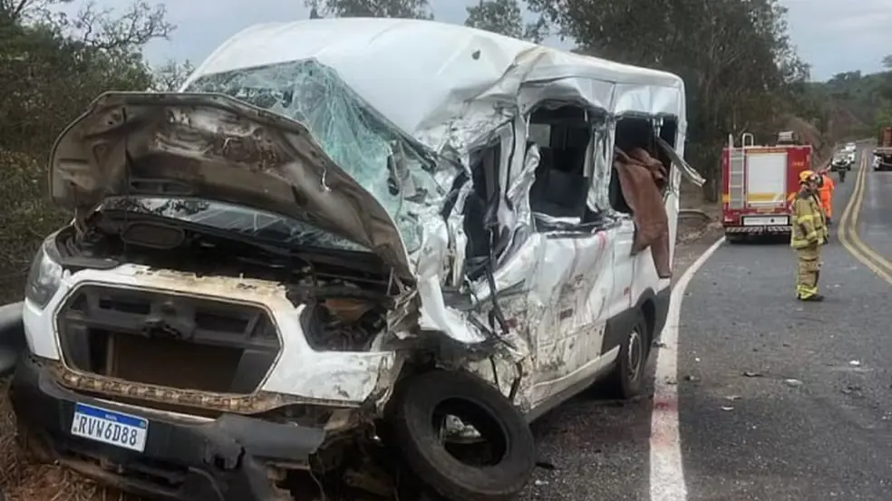 Colisão entre van que transportava pacientes e carreta mata duas pessoas em Minas Gerais
