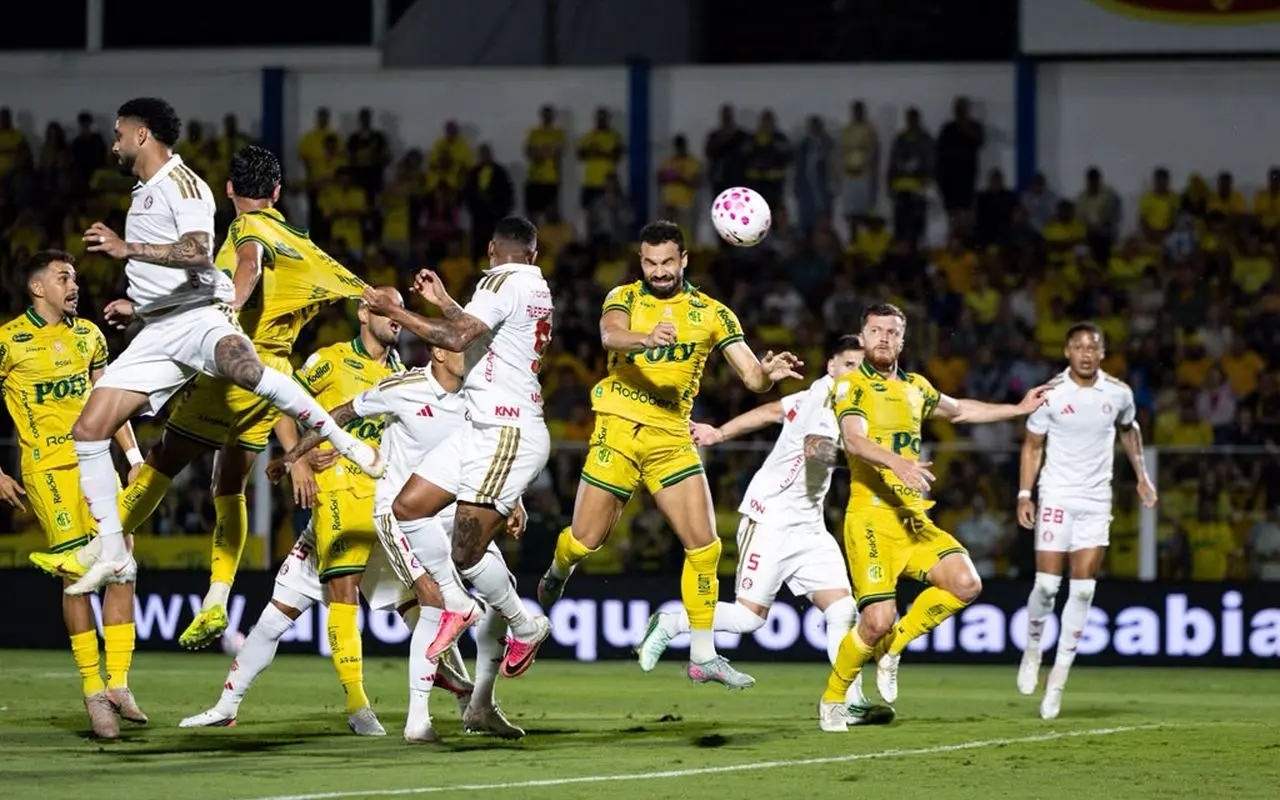 Com um a mais, Mirassol vence e complica Internacional no Brasileirão
