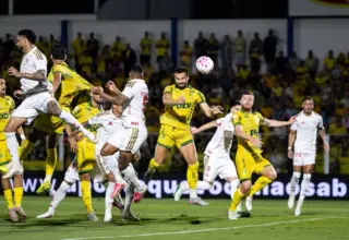 Com um a mais, Mirassol vence e complica Internacional no Brasileirão