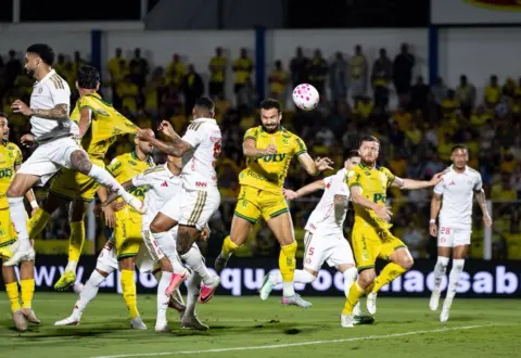 Com um a mais, Mirassol vence e complica Internacional no Brasileirão