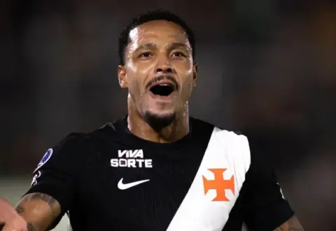 Justiça determina entrega de passaporte de atacante do Vasco