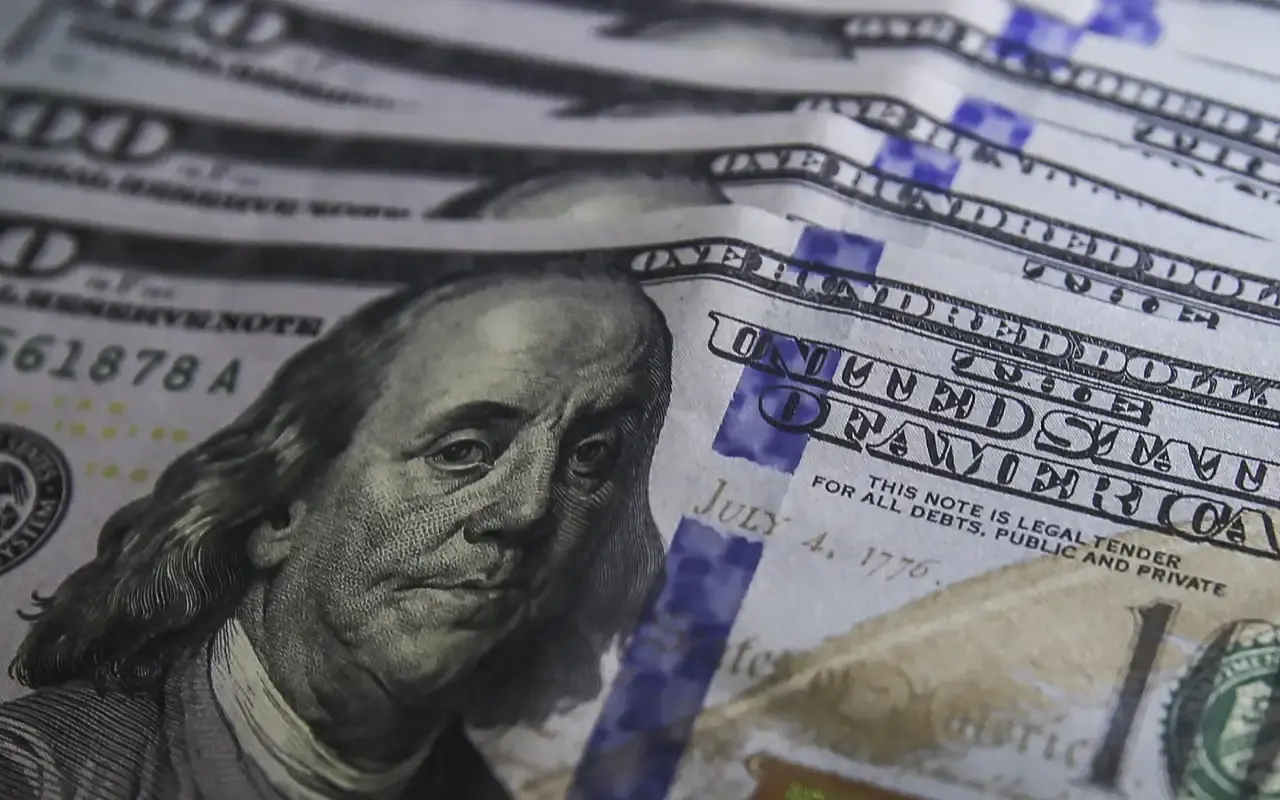 Dólar sobe 0,76% e fecha a R$ 5,39 em dia de cautela
